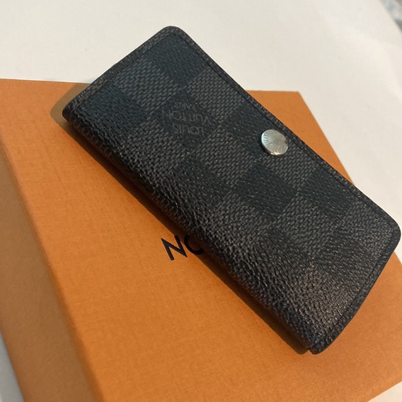 Louis Vuitton 6 key Holder - Picture 7 of 8